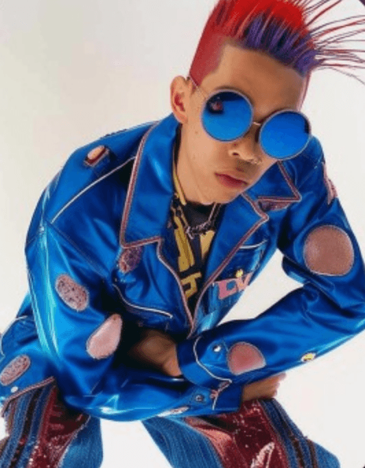 Zayko, DJ de apertura de Tayoton Fest, con chaqueta azul metálica y cresta roja