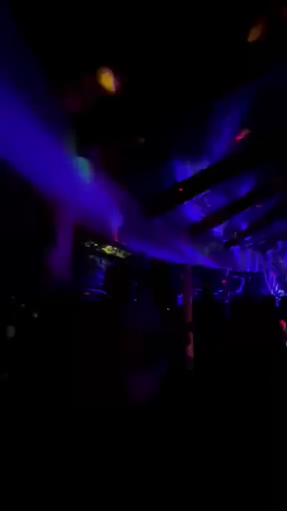 Cócteles servidos en la barra de Tayoton Fest bajo luz de neón roja